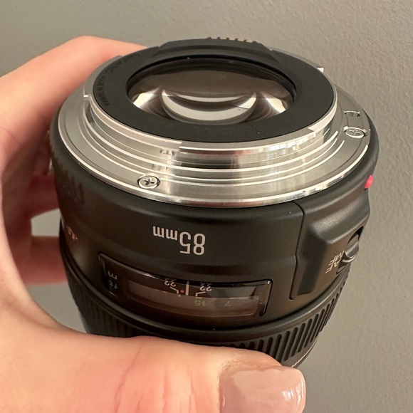 Canon EF 85mm 1.8 Lens - Picture 3 of 6